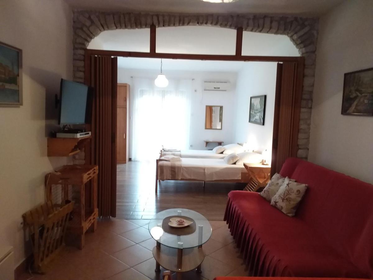 Apartman Tomo Pula Buitenkant foto