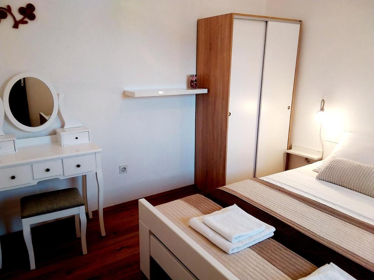 Apartman Tomo Pula Buitenkant foto